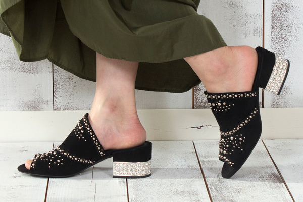 ジェフリーキャンベル(Jeffrey Campbell) スタッズ付ミュールサンダル｜写真1