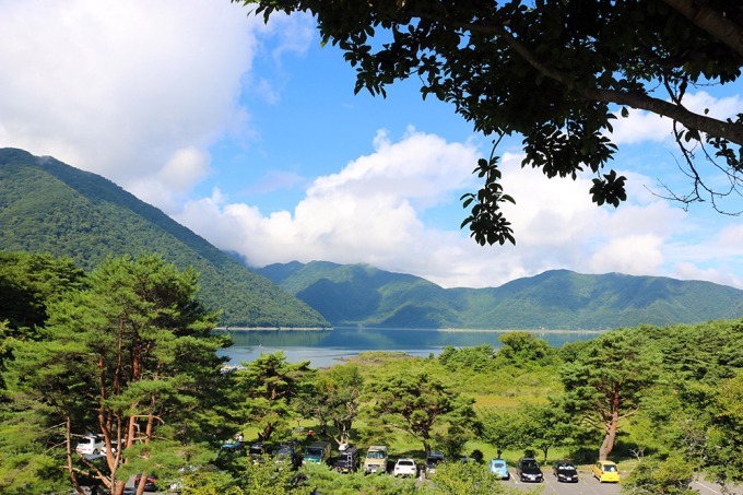 富士山の麓で「湖畔の映画祭」月光の下テントの中から映画鑑賞、日中はキャンプで大自然を満喫｜写真2