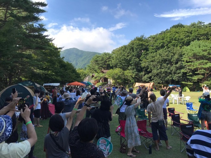 富士山の麓で「湖畔の映画祭」月光の下テントの中から映画鑑賞、日中はキャンプで大自然を満喫｜写真3