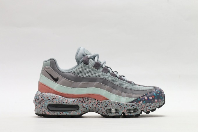 アトモス限定のナイキ「エアマックス95」つま先に紙吹雪を散らしたウィメンズスニーカー