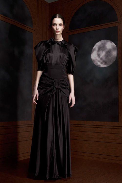 ヴィクター＆ロルフから、美しいロングドレスの「ソワール」カプセルコレクションが登場 | 写真