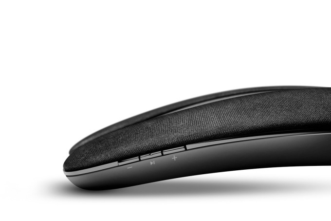 JBLから“首にかける”無線スピーカー「サウンドギア」映画・音楽鑑賞やVR・ゲームに｜写真3