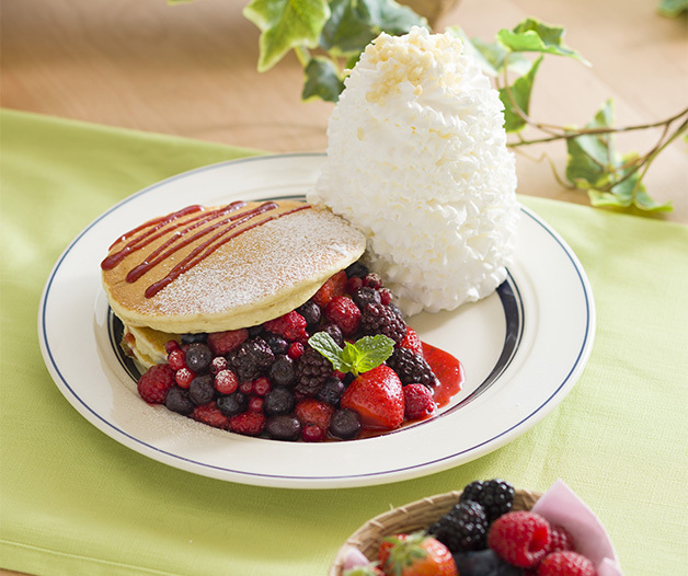 エッグスンシングス「クインタプルベリーパンケーキ」甘酸っぱい5種類のベリーをたっぷり添えて | 写真
