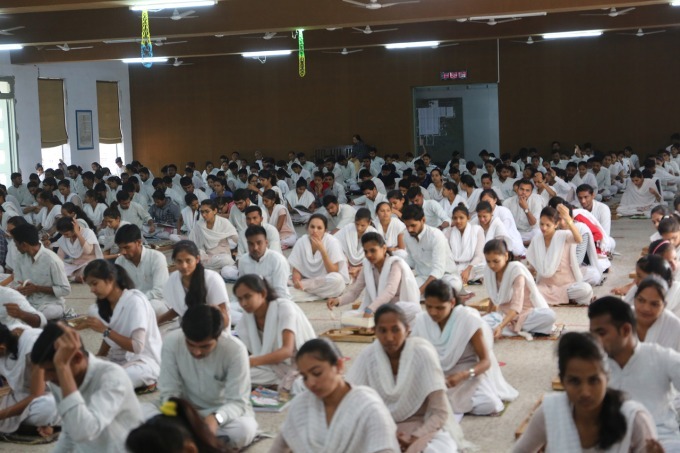 Gujarat Vidyapithの学生による瞑想とカディの糸を紡ぐ時間(撮影：岡本憲昭)