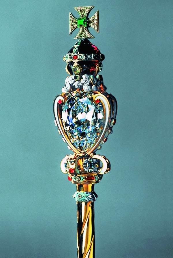 「カリナン」のカット後最も大きな「カリナンI世」は英国王室の王笏に飾られた。