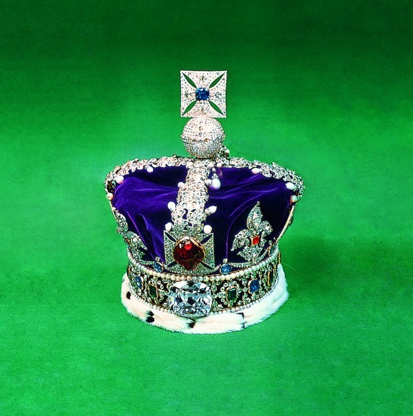「カリナンII世」が飾られた大英帝国王冠