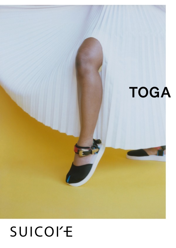 TOGA×SUICOKE、レザー×バックルの足袋サンダル＆アイキャッチな配色のスライダー｜写真1