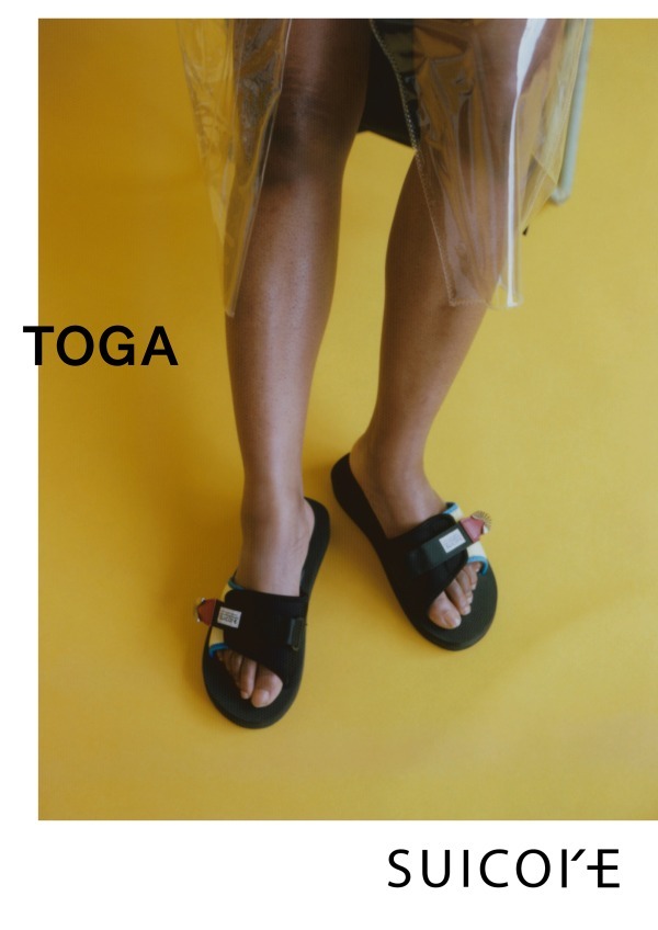 TOGA×SUICOKE、レザー×バックルの足袋サンダル＆アイキャッチな配色のスライダー | 写真
