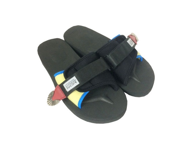 TOGA×SUICOKE、レザー×バックルの足袋サンダル＆アイキャッチな配色のスライダー｜写真6