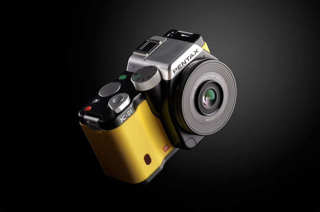 マーク・ニューソンがデザインしたPENTAXレンズ交換式デジタル一眼カメラ「PENTAX K-01」 - ブラック×イエロー