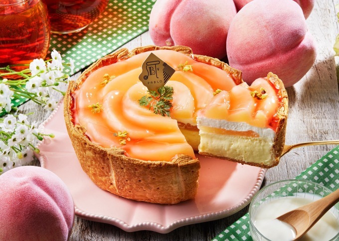 「パブロのチーズタルト‐ピーチピクニック‐」花びらのように敷き詰めたジューシーな国産白桃 | 写真