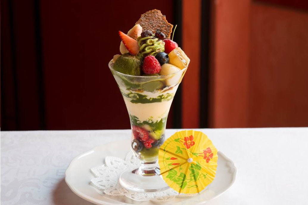わらび餅｜資生堂パーラー 銀座本店「サロン・ド・カフェ」芸者に着想を得た抹茶パフェ＆アイスソーダが限定発売