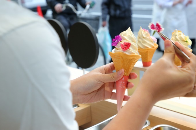 グリコ「SUNAO」"花束ソフトクリーム”を販売する『フラワーソフトスタンド』表参道にオープン｜写真6