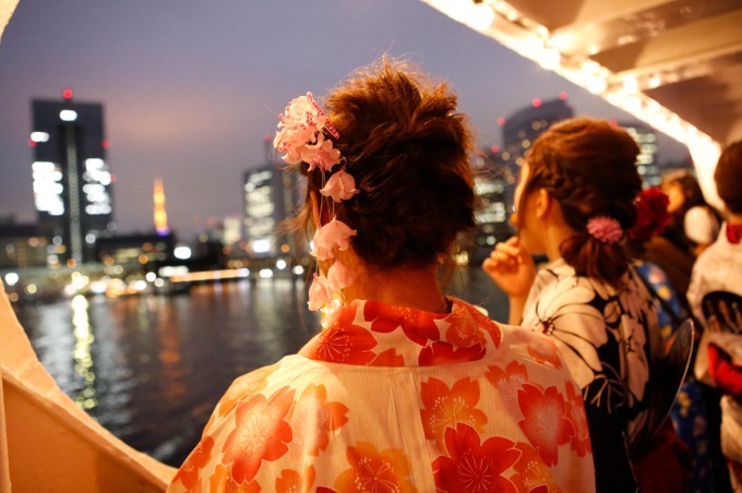 「東京湾納涼船」が運航 - 東京湾からの夜景を楽しみながら飲み放題、浴衣着用で割引きも｜写真1