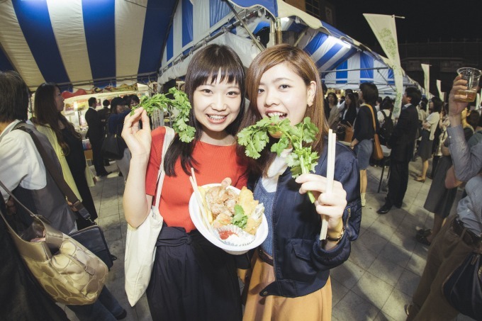 「パクチーフェス2018」世界初大型パクチー祭り新宿・歌舞伎町で開催、全料理にふんだんなパクチー | 写真