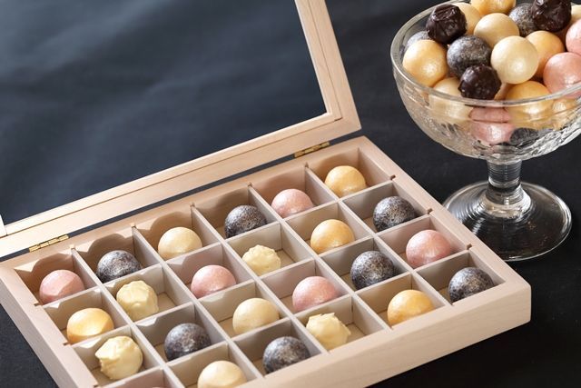 ホテル京阪 京橋グランデの「チョコレートスイーツブッフェ」白黒チョコで"モノトーンの世界"を表現|写真3
