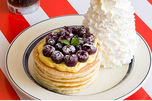 エッグスンシングス「アメリカンチェリーカスタードパンケーキ」