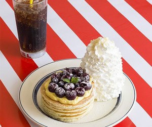 エッグスンシングス(Eggs 'n Things) アメリカンチェリーカスタードパンケーキ|写真1