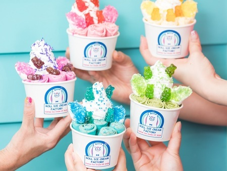 ロールアイス専門店「ロール アイス クリーム ファクトリー」レインボーカラーの限定メニュー | 写真