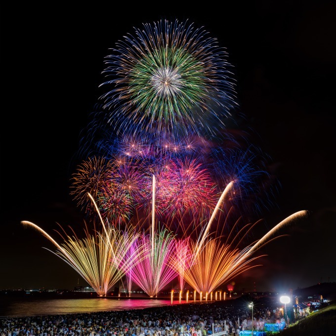 幕張ビーチ花火フェスタ2018」幕張海浜公園で開催、夜空を彩る2万発の ...