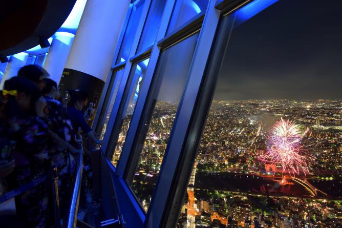 隅田川花火大会を東京スカイツリーから楽しむ、眼下に広がる夜空を彩る花火｜写真2