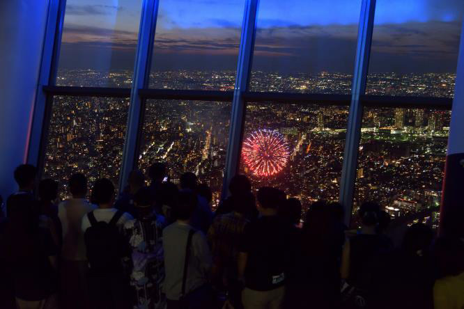 隅田川花火大会を東京スカイツリーから楽しむ、眼下に広がる夜空を彩る花火｜写真1