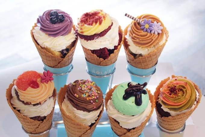ローラズ・カップケーキの「カップケーキ・ソフトクリーム」冷たいアイスとカップケーキが融合 | 写真