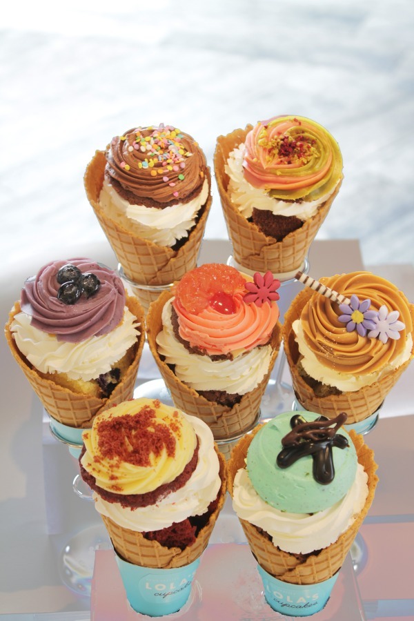 ローラズ・カップケーキの「カップケーキ・ソフトクリーム」冷たいアイスとカップケーキが融合｜写真3