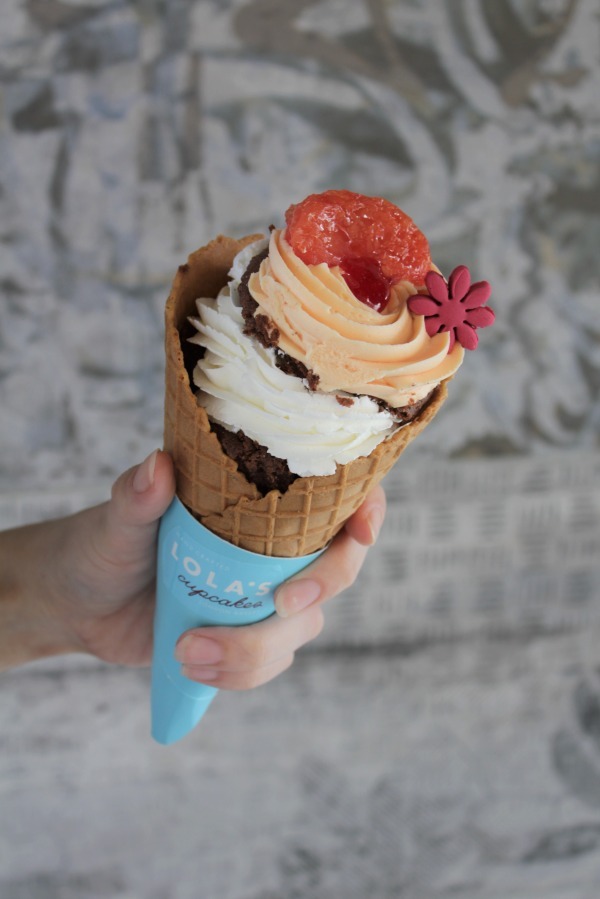 ローラズ・カップケーキの「カップケーキ・ソフトクリーム」冷たいアイスとカップケーキが融合 | 写真