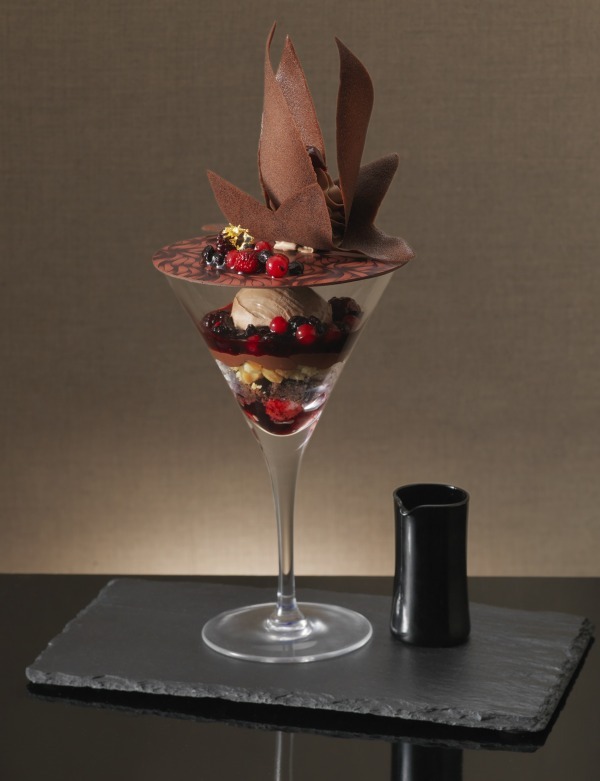 大阪・リーガロイヤルホテルよりシメの「大人スイーツ」リキュールをかけて味わうチョコレートパフェなど | 写真
