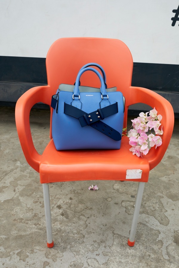 バーバリー「ベルトバッグ」トレンチコート着想のバッグに刻印サービス、キャンバス×レザーの新作も - ファッションプレス