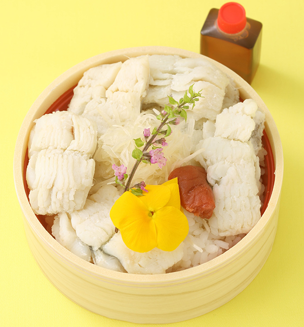 料亭の味 さえき「活〆鱧の湯引き丼」1,296円(税込)