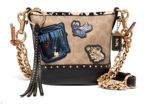 ディズニー×コーチ新作でディズニープリンセスの物語がファッションに、白雪姫のグラフィックTなど|写真9