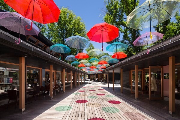 星野リゾート“カラフル傘が空を彩る”梅雨イベント軽井沢＆山梨で開催 | 写真