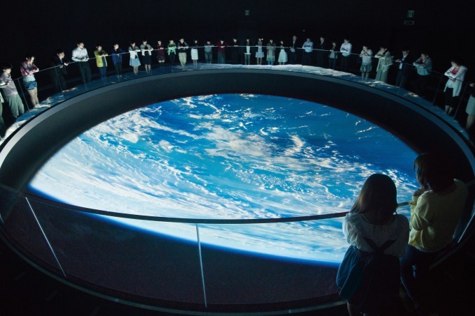 東京ドームシティの「宇宙ミュージアムTeNQ」宇宙を見下ろす“逆プラネタリウム”に新プログラム｜写真1