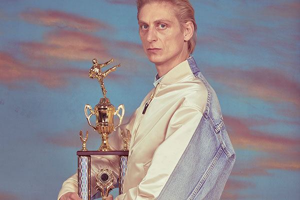 バレンシアガ 18年フォールメンズカプセルコレクション、異素材ハイブリッドのアウターやロゴTシャツ