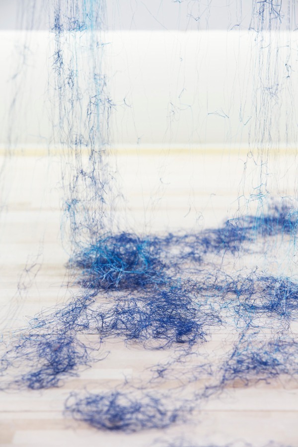 「平野薫―記憶と歴史」展がポーラ美術館で、糸になるまで分解した傘をインスタレーションで再構築｜写真3
