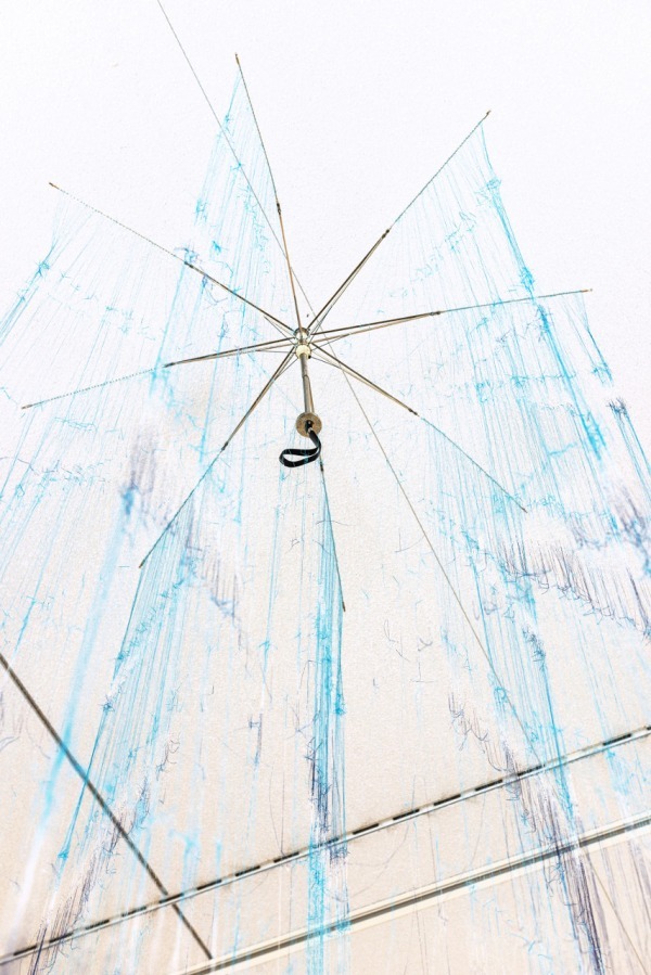 「平野薫―記憶と歴史」展がポーラ美術館で、糸になるまで分解した傘をインスタレーションで再構築｜写真2