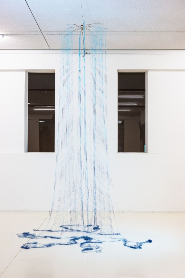 「平野薫―記憶と歴史」展がポーラ美術館で、糸になるまで分解した傘をインスタレーションで再構築｜写真1
