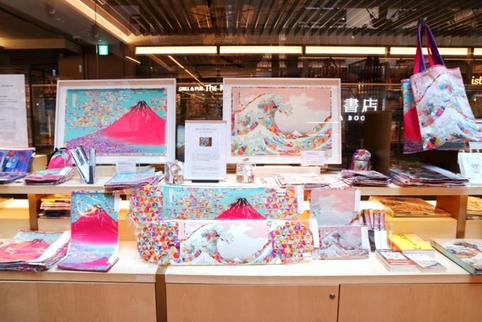 銀座蔦屋書店で「ネオ北斎」、浮世絵『富嶽三十六景』をサイケデリックにアレンジしたバッグなど|写真8