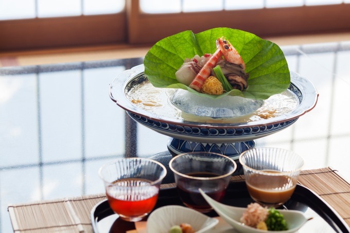 1皿1万円の高級素麺「スイスホテル南海大阪」で、0.3mmの日本一細い素麺を黒鮑や鱧ちりとともに｜写真1