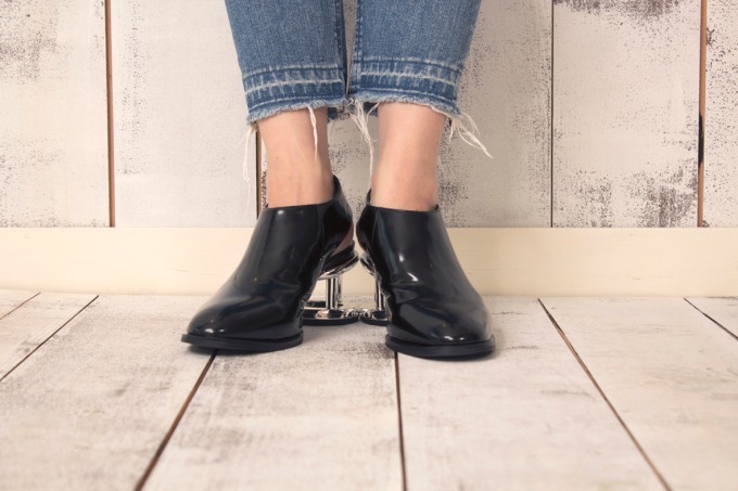 ジェフリーキャンベル新作シューズ - シルバーの“円柱ヒール”&艶やかなブラックのバックベルト｜写真2