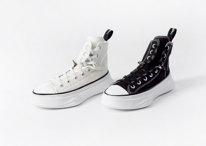 リミ フゥ×メゾン ミハラヤスヒロ、うねりを描くハイカットスニーカー＆端正な造形のインヒールブーツ