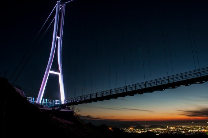 「夜空と交差する空の上映会」日本最長の吊橋・三島スカイウォークで、名作映画を夜景と共に｜写真1