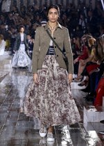 ディオール 2019年リゾートコレクション - 女性騎士が纏う、愛に満ちた“トワル ド ジュイ”｜写真24