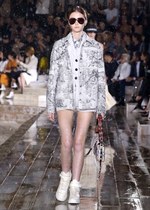 ディオール 2019年リゾートコレクション - 女性騎士が纏う、愛に満ちた“トワル ド ジュイ”｜写真39