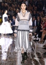 ディオール 2019年リゾートコレクション - 女性騎士が纏う、愛に満ちた“トワル ド ジュイ”｜写真57