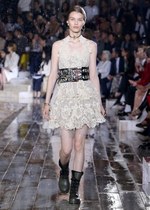 ディオール 2019年リゾートコレクション - 女性騎士が纏う、愛に満ちた“トワル ド ジュイ”｜写真71