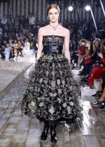 ディオール 2019年リゾートコレクション - 女性騎士が纏う、愛に満ちた“トワル ド ジュイ”｜写真79