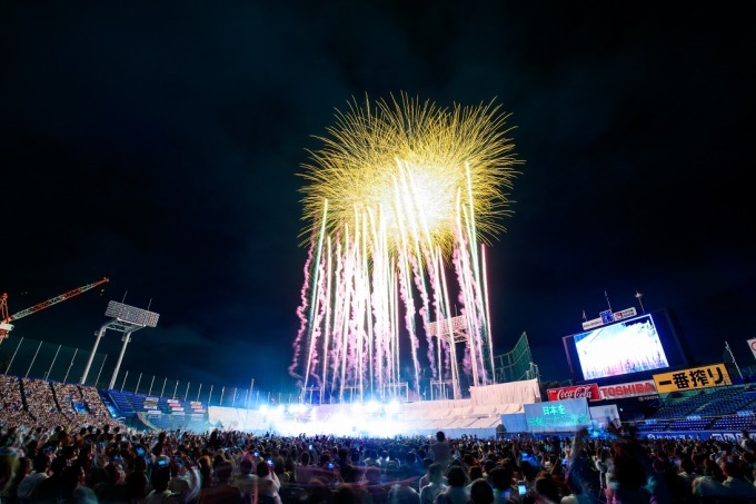 「2018 神宮外苑花火大会」夜空に12,000発の花火、ケミストリーのライブも｜写真1